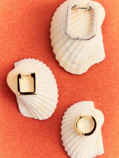 ✨ Quando o assunto é delicadeza, a Ahal leva a mistura a outro nível. Um toque de brilho aqui, um detalhe ali… e pronto: nasce o mix perfeito de semijoias que respiram estilo e modernidade. 💫💍 Combine, misture, ouse — o segredo está em deixar sua personalidade brilhar com leveza.#AhalAcessórios #MixDelicado #SemijoiasComEstilo #EstiloComAhal #ToqueModerno