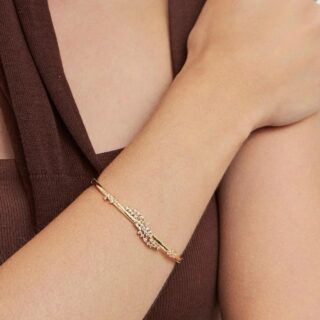 Algumas joias não pedem atenção — elas a conquistam com naturalidade.As pulseiras Ahal unem o brilho preciso das zircônias ao acabamento impecável do banho em ouro 18k, criando um equilíbrio sutil entre delicadeza, presença e sofisticação. Peças pensadas para acompanhar gestos, iluminar movimentos e elevar qualquer composição, do cotidiano ao evento especial.Elegância que se revela nos detalhes.
Descubra no site Ahal.#Ahal #PulseirasAhal #JoiasComDesign #Zircônias #Ouro18k #ElegânciaContemporânea #LuxoDiscreto