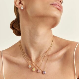 Se a vida já tem escolhas difíceis, a gente resolveu facilitar justamente onde complica: na hora de brilhar. ✨😌
Nosso conjunto de colar e brinco em cristais banhado a ouro 18k chega em várias cores — cada uma com personalidade própria — só para você descobrir que, no fundo, a verdadeira dúvida não é “qual escolher?”, mas “por que não lançar uma cor diferente a cada dia?”Peças leves, luminosas e prontas para combinar com seu humor, seu look… e até com o café que você derramou tentando ser adulta. 😌💛💗💜🤍Escolha sua cor favorita (ou deixe que ela escolha você).
Disponível no site da Ahal.#AhalAcessorios #Ahal #Cristais #BanhoOuro18k #SemijoiasDeLuxo #HumorElegante #AcessóriosQueIluminam #BrilhoComPersonalidade