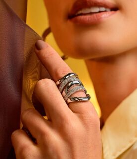 Curvas que chamam atenção.
Brilho que aparece sem pedir licença.
Anéis orgânicos, lisos e cravejados em zircônias, feitos para ocupar espaço, marcar gesto e transformar o simples em protagonista.Ahal.#Ahal #AnéisAhal #DesignOrgânico #Zircônias #LuxoContemporâneo EstiloComPresença