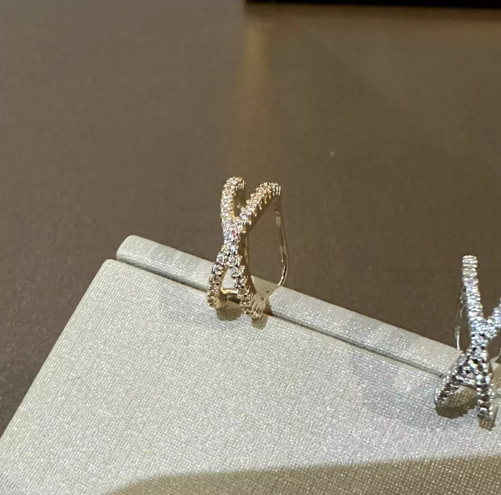 Piercing Design em X Cravejado em Zircônias Banhado a Ouro 18k