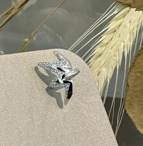 Piercing Cravejado em Zircônias Banhado a Ródio com Design em Relâmpago