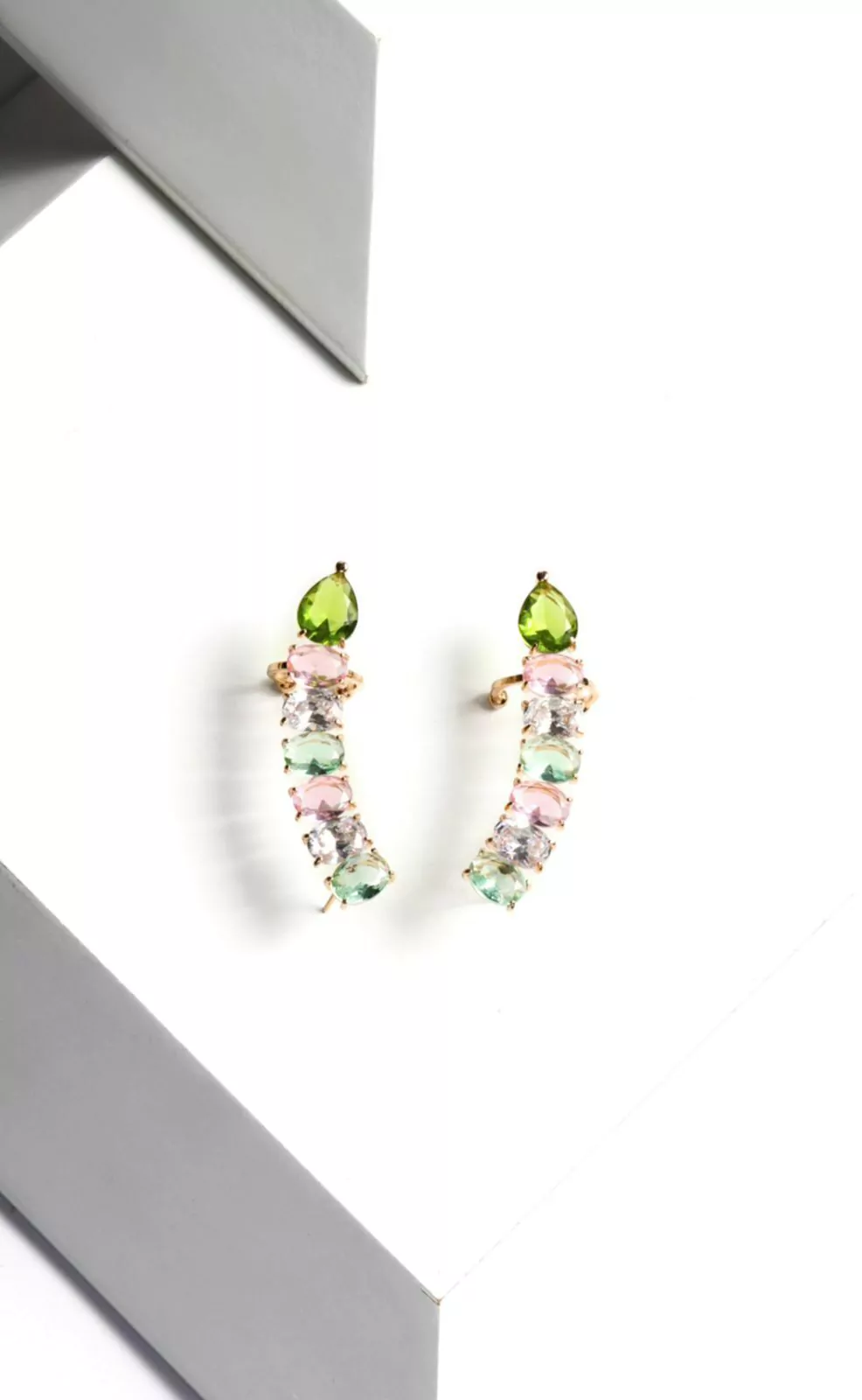 Brinco ear cuff banhado no ouro com cristais coloridos