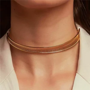 Gargantilha Aro Curvo Vazado Texturizado Banho Ouro 18k