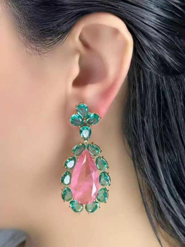 Brinco Gota Fusion Rosa e Cristais Verdes Banhado a Ouro - Imagem 2