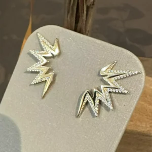 Brinco Cravejado em Zircônias Banhado a Ouro com Design em Relâmpago