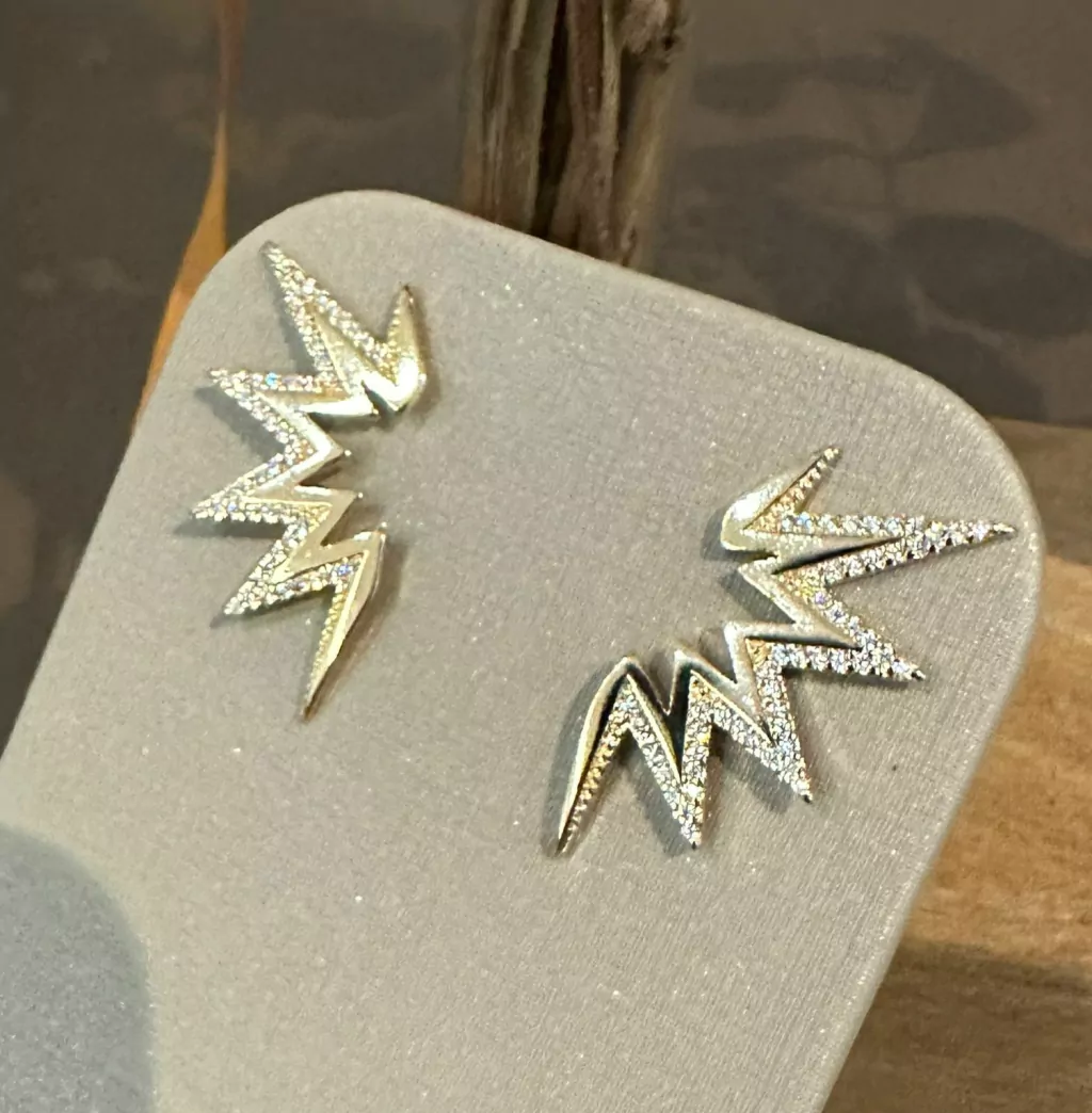 Brinco Cravejado em Zircônias Banhado a Ouro com Design em Relâmpago