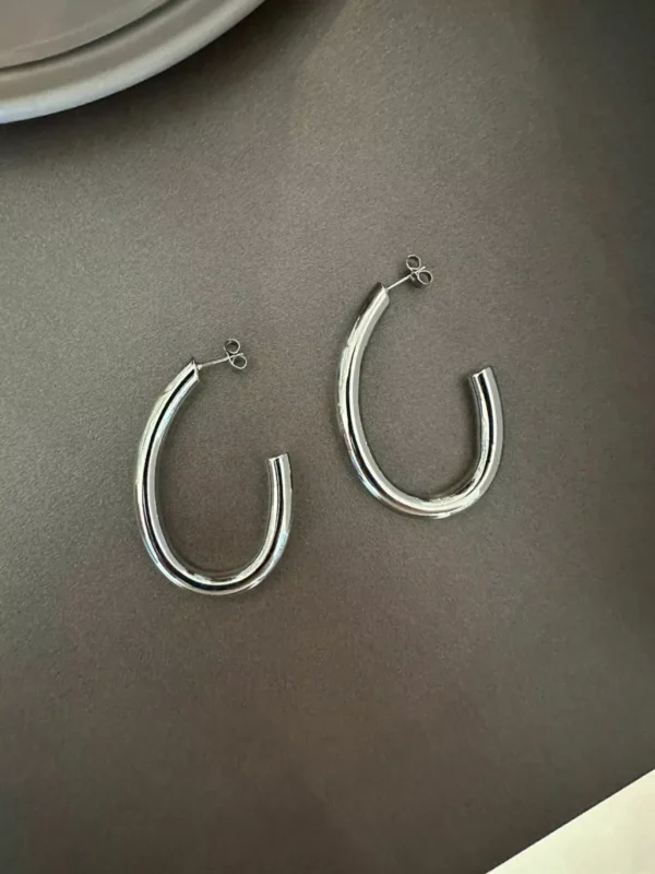 Brinco Meia Argola Tubo Oval Banhada a Ródio