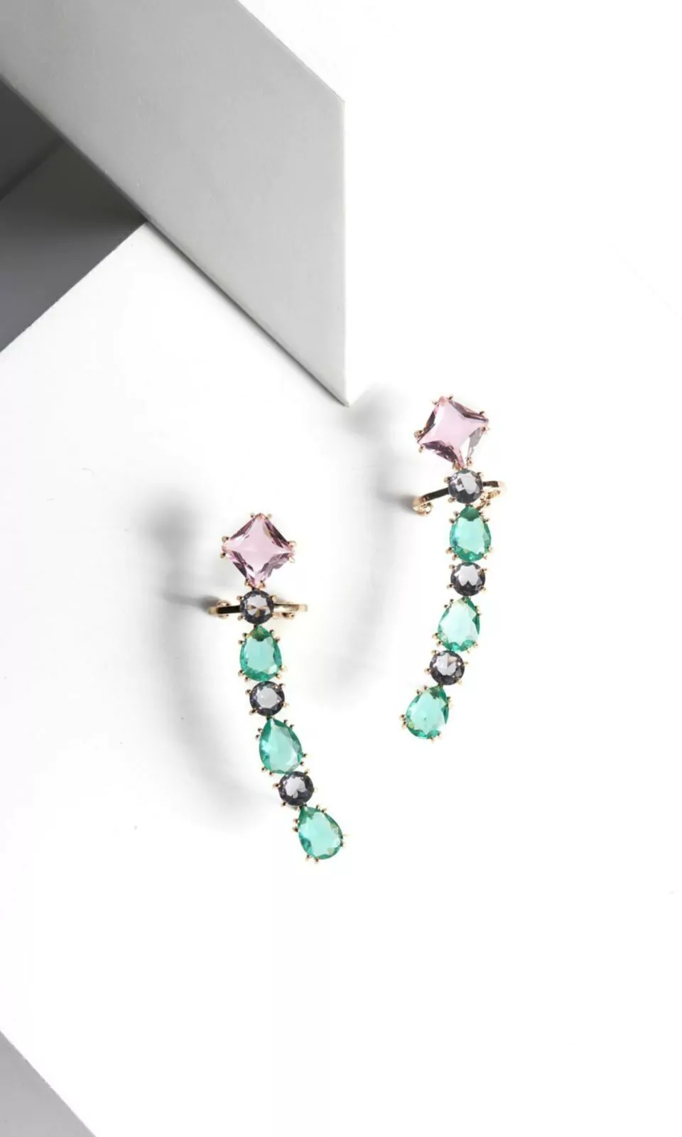 Brinco Ear Cuff banhado no ouro com cristais coloridos