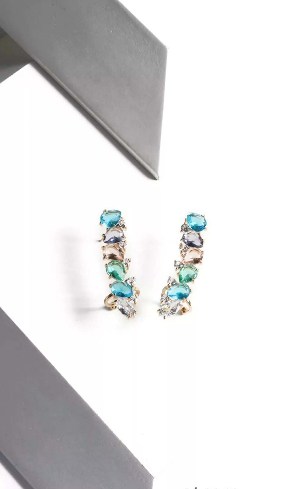Brinco ear cuff com cristais coloridos banhado no ouro 18k