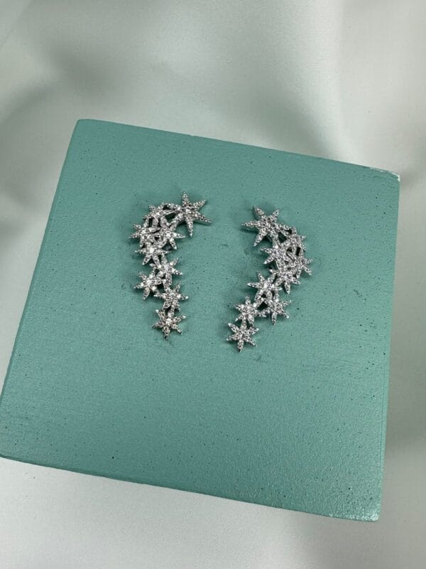Brinco ear cuff Stellar Glow banhado no ródio