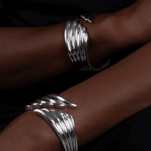 BRACELETE DETALHADO LISO COM BANHO DE RÓDIO