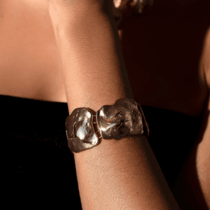 Pulseira Martelada com Furos Vazados Banho Ouro 18k