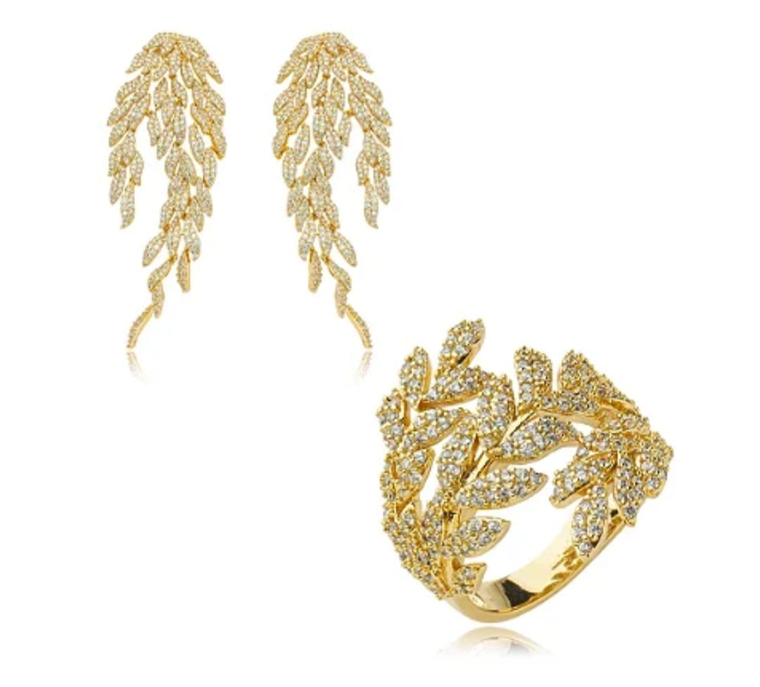 Conjunto de Brinco Pendulo Escamas e Anel Cravejado com Zircônias Cristal Banhado a Ouro 18K
