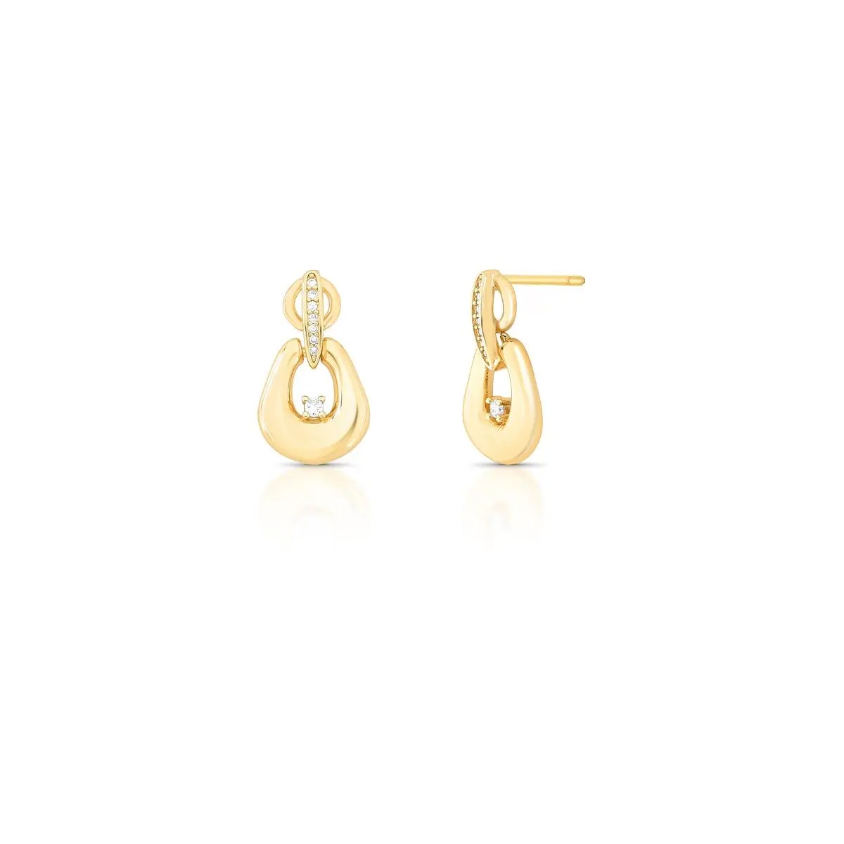 Foto em still do brinco pêndulo elegante vazado com zircônias banhado a ouro 18k, destacando os detalhes e acabamentos da semijoia Ahal Acessórios.