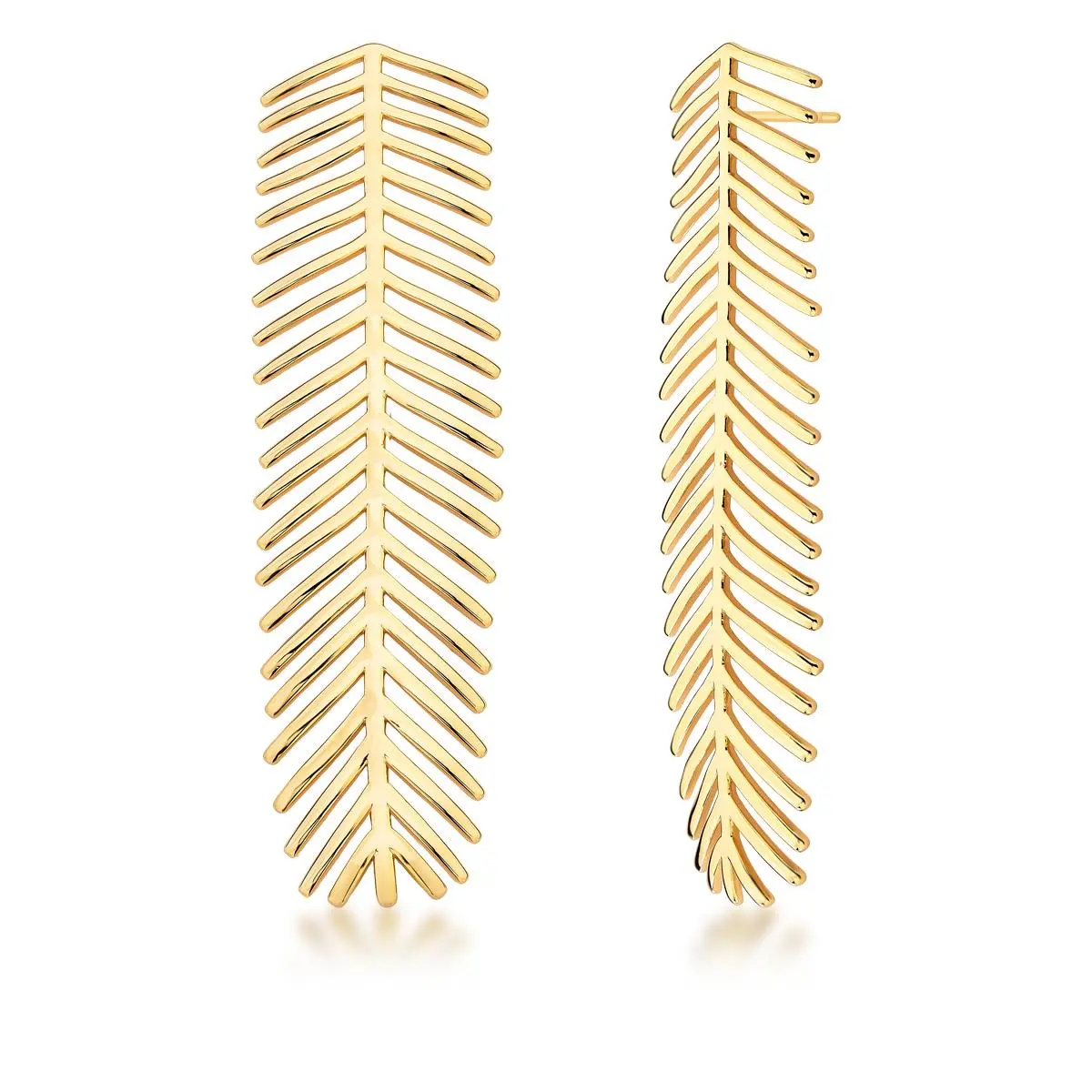 Par de Brincos Longo Folha Espetada Liso Luxuoso Banho Ouro 18k posicionado em plano detalhe sobre fundo branco isolado.
