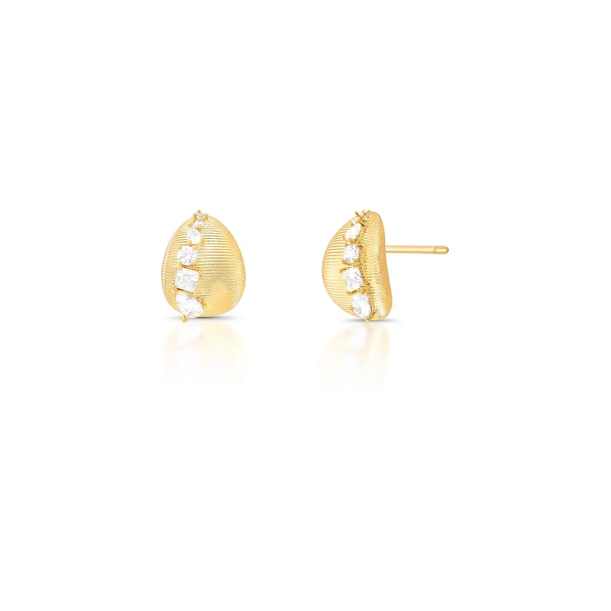 Par de Brincos Gota Texturizada Delicado com Cristais e Zircônias Banho Ouro 18k posicionado em plano detalhe sobre fundo branco isolado.