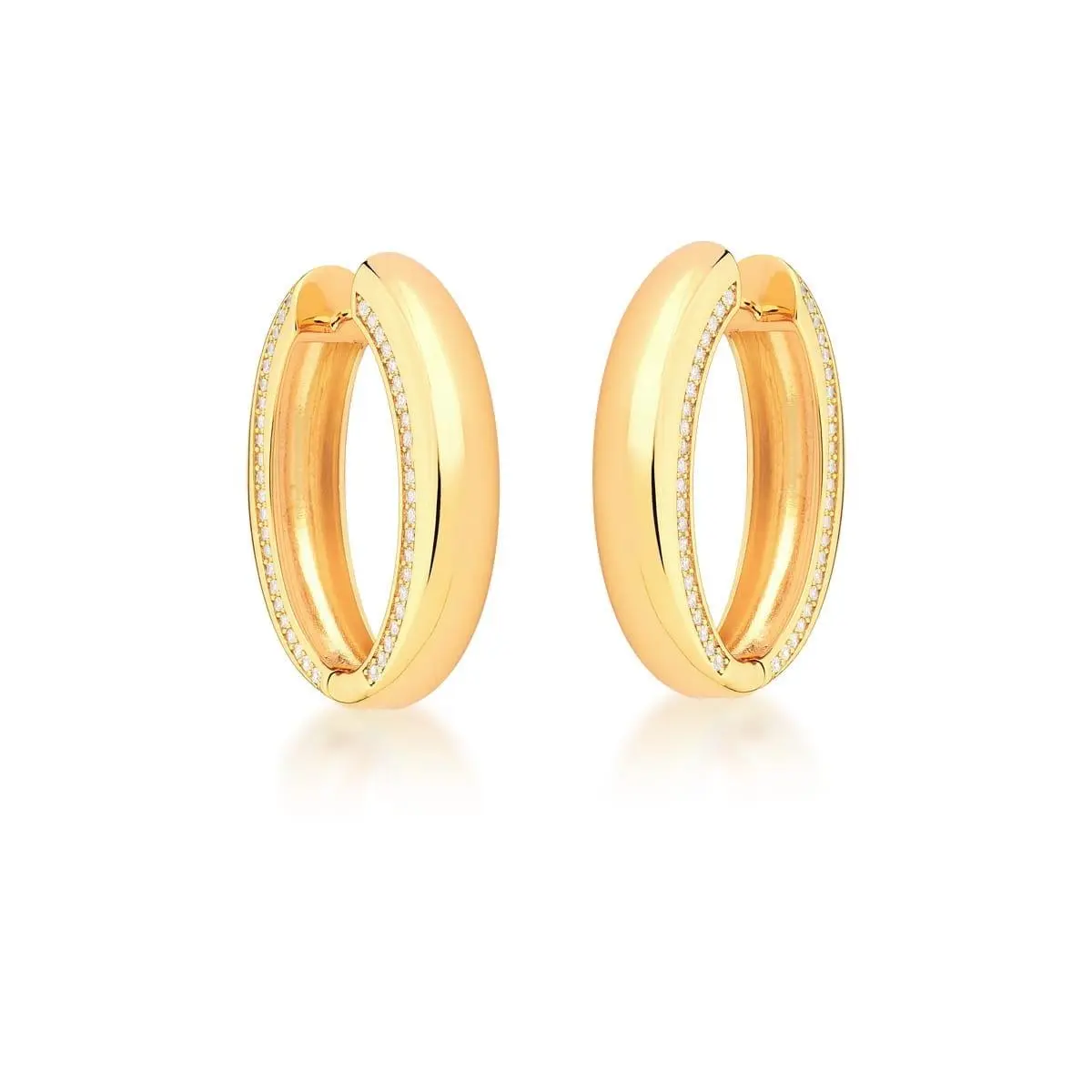 Par de brincos argola oval grossa e lisa com fileira interna de zircônias banhado a ouro em fundo branco.