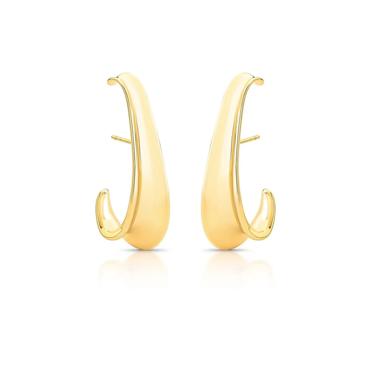 Brinco ear hook curvo e liso banhado a ouro dezoito quilates da Ahal Acessórios em fundo branco.