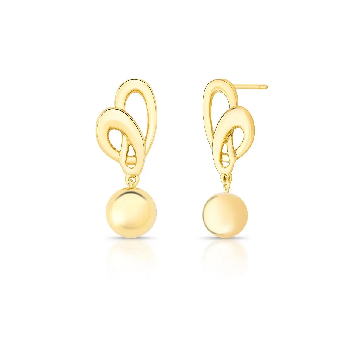 Brinco pêndulo vazado com esfera dourada banhado a ouro 18k da Ahal Acessórios em fundo branco.