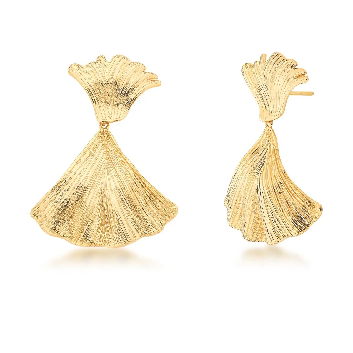 Brinco pêndulo de pétalas texturizadas banhado a ouro 18k da Ahal Acessórios em fundo branco.