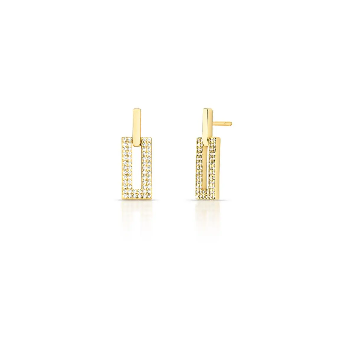 Brinco retangular vazado e cravejado com zircônias incolores banhado a ouro 18k da Ahal Acessórios.