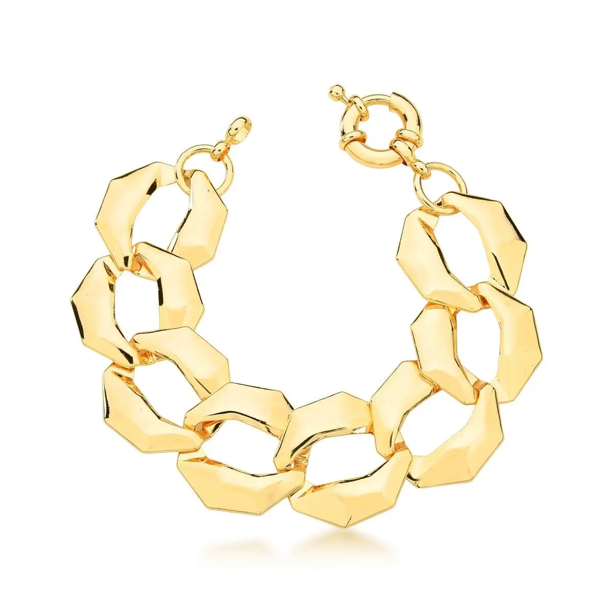 Pulseira de elos groumet largos e lisos banhada a ouro 18k da Ahal Acessórios em fundo branco.