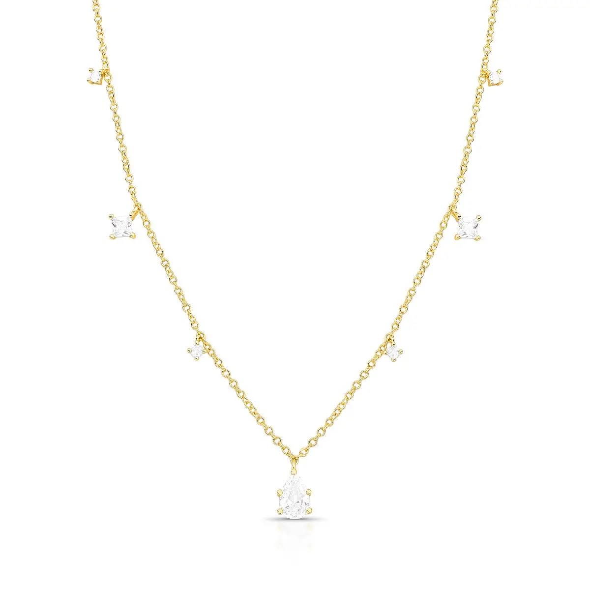 Colar em corrente fina banhado a ouro 18k com pedras de cristal transparente dispersas e pingente central em gota em fundo branco.